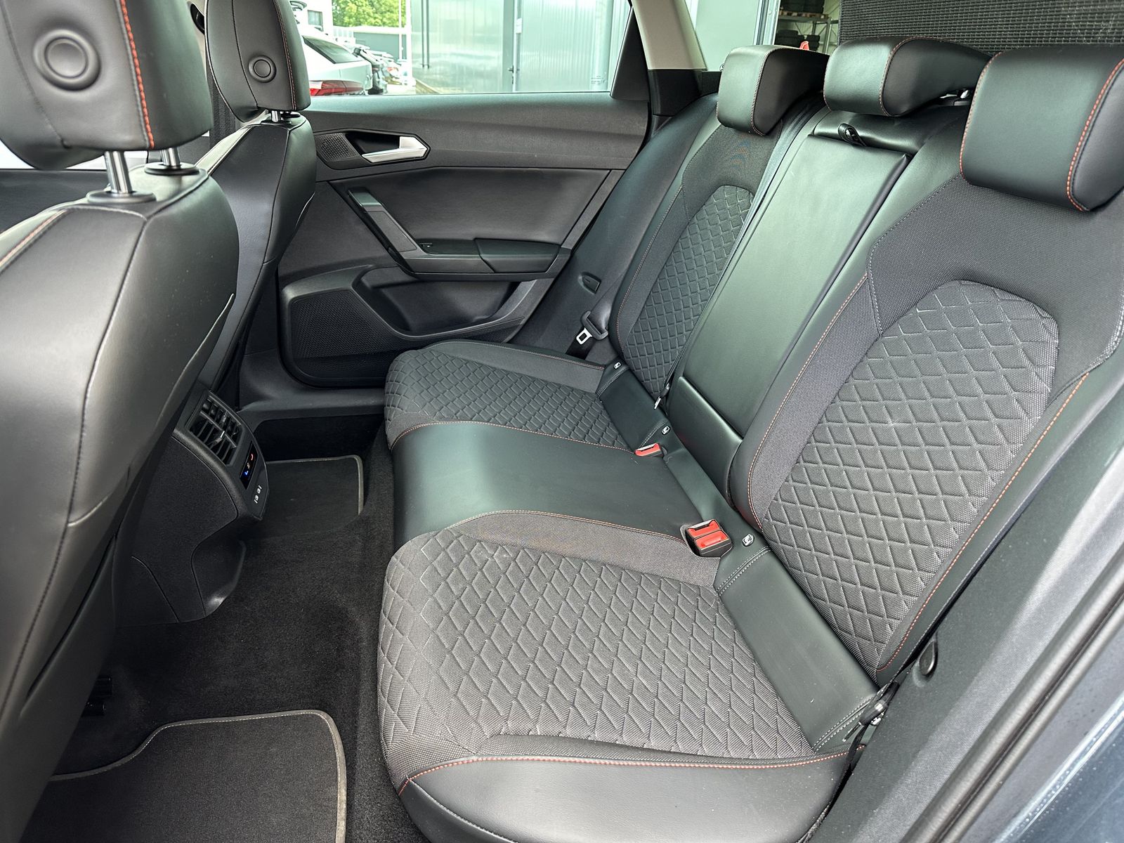 Fahrzeugabbildung SEAT Leon SpT 1.5 TSI FR NAV+LED+ACC+CARPLAY+KAMERA
