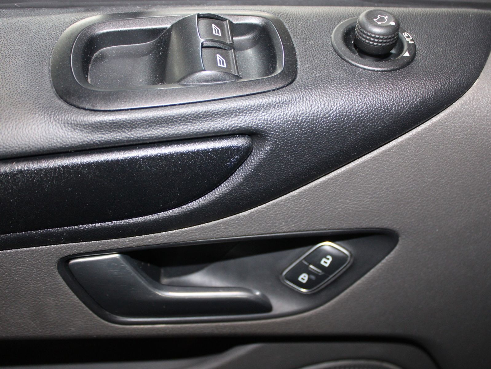 Fahrzeugabbildung Ford Transit Custom TREND L1 Kasten AHK Regale KLIMA