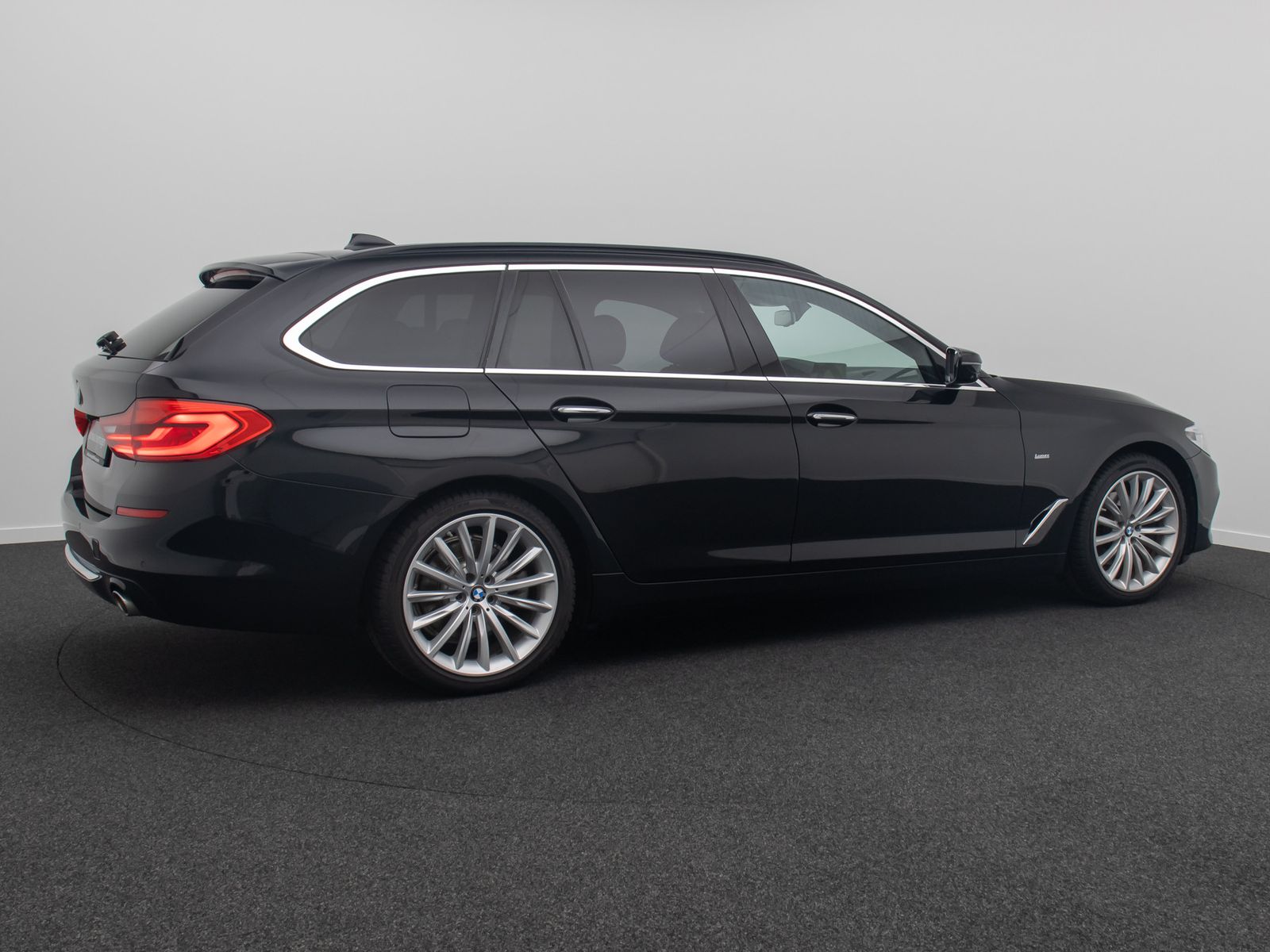 Fahrzeugabbildung BMW 520d Luxury Line Panorama HUD DAB DispKey 19Zoll