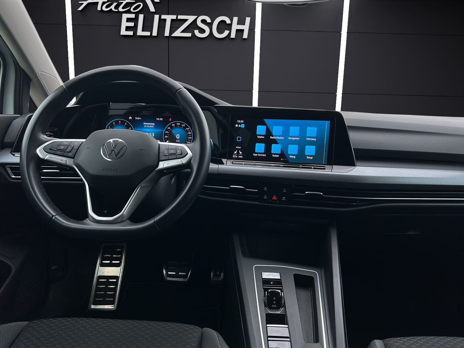 Fahrzeugabbildung Volkswagen Golf VIII Variant eTSI Active DSG LED ACC SH Rea