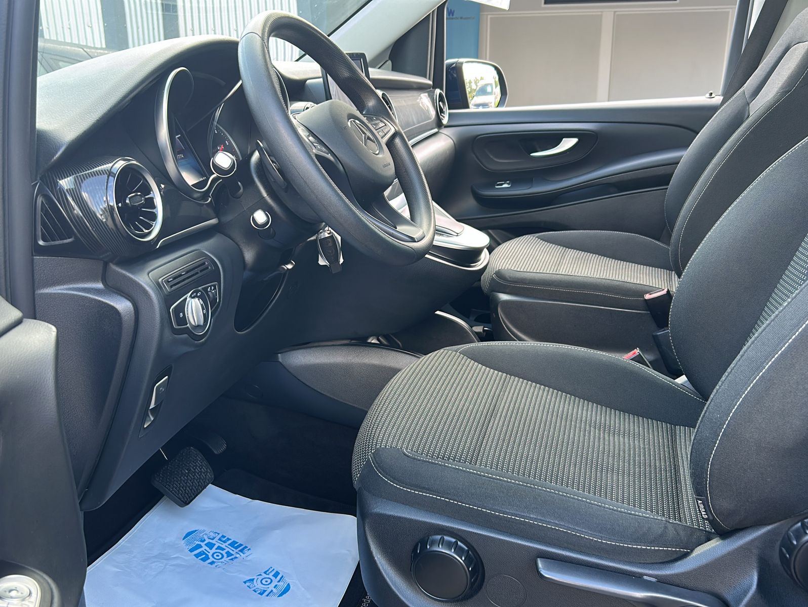Fahrzeugabbildung Mercedes-Benz V 220 d RISE kompakt