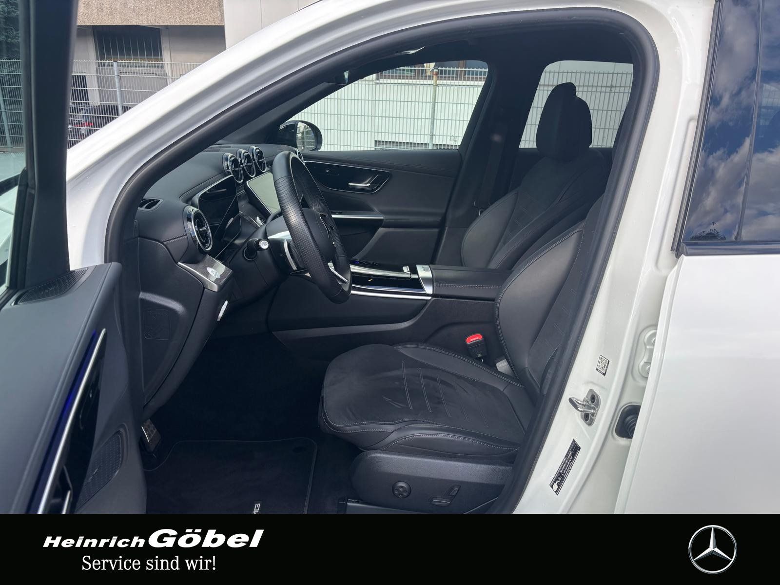 Fahrzeugabbildung Mercedes-Benz GLC 200 4M AMG*AHK*WINTER-PAKET*AMBIENTEBEL*