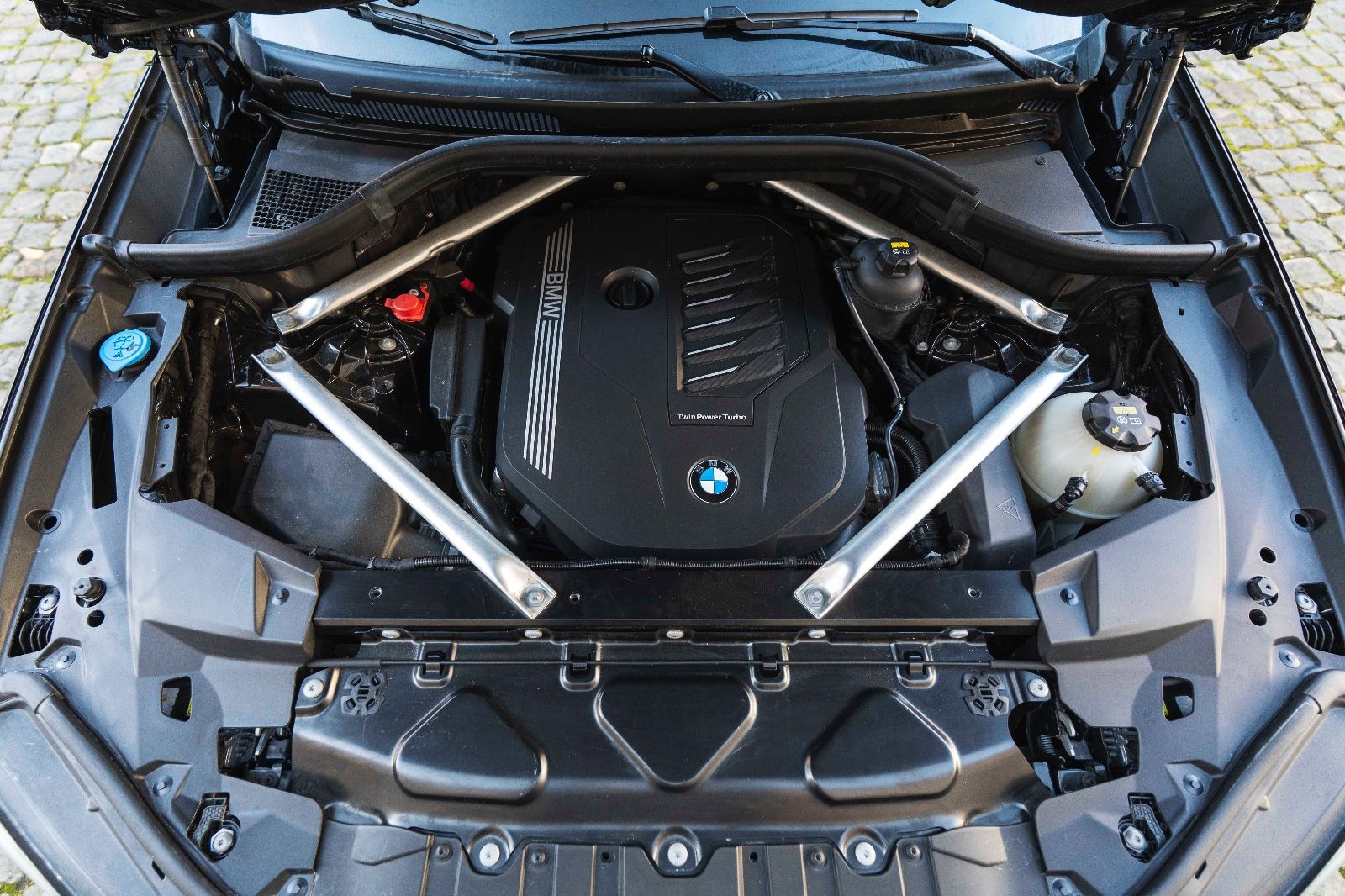 Fahrzeugabbildung BMW X5 xDrive40i M-SPORT HUD H&K 360° LASER ACC TOTW