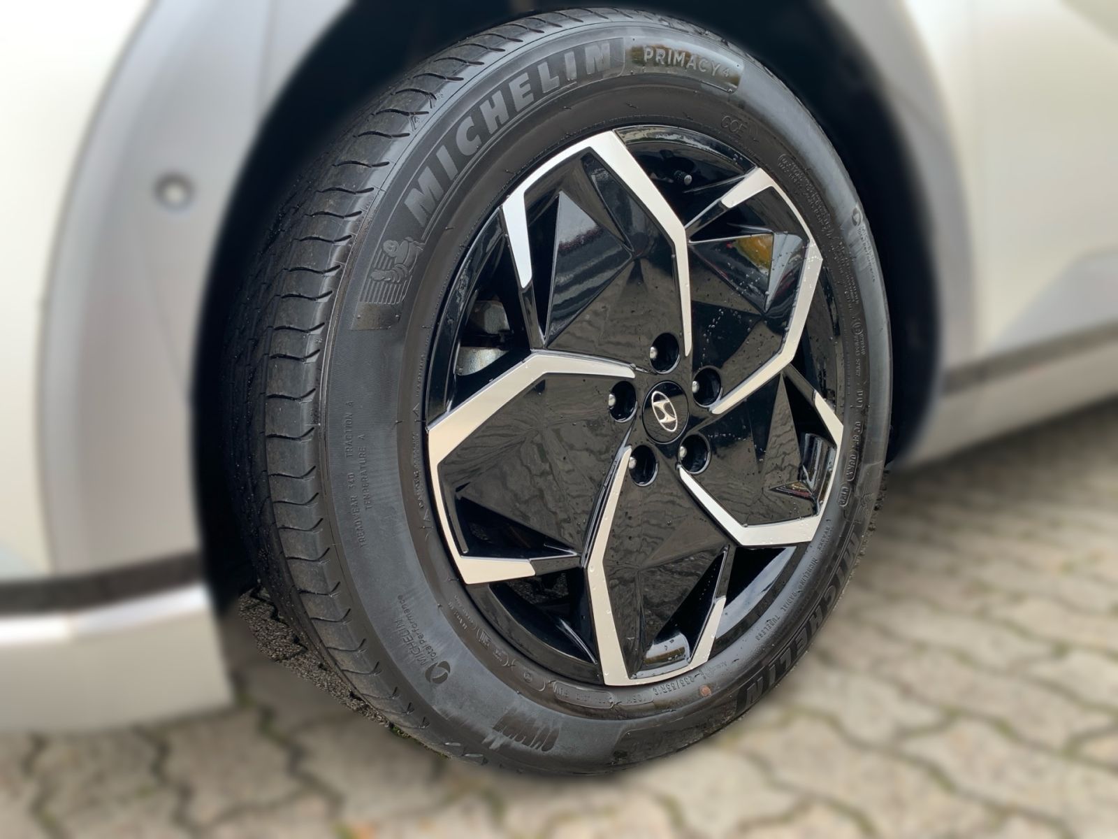 Fahrzeugabbildung Hyundai IONIQ 5 Uniq 72,6 kWh AHK 4WD Relax Solar