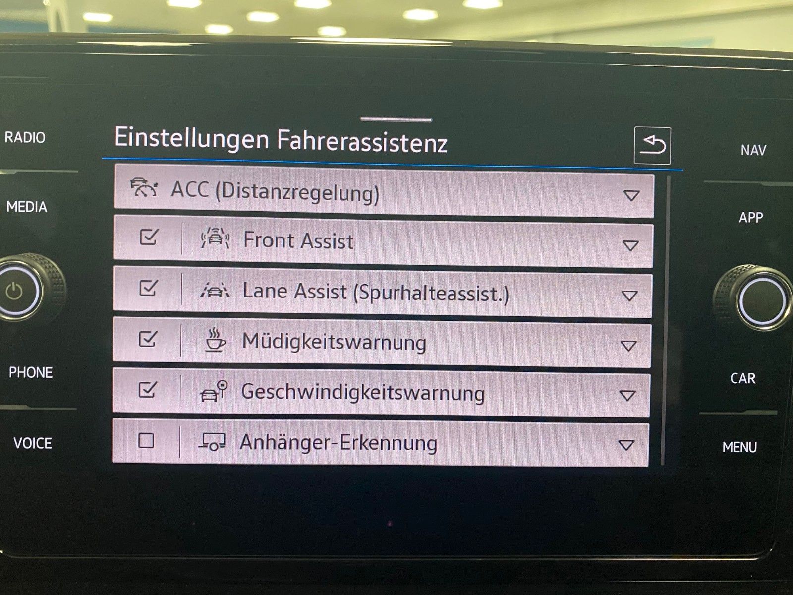 Fahrzeugabbildung Volkswagen T-Roc 1.5 TSI DSG R-Line+ACC+AHK+19"+KAMERA+LED+