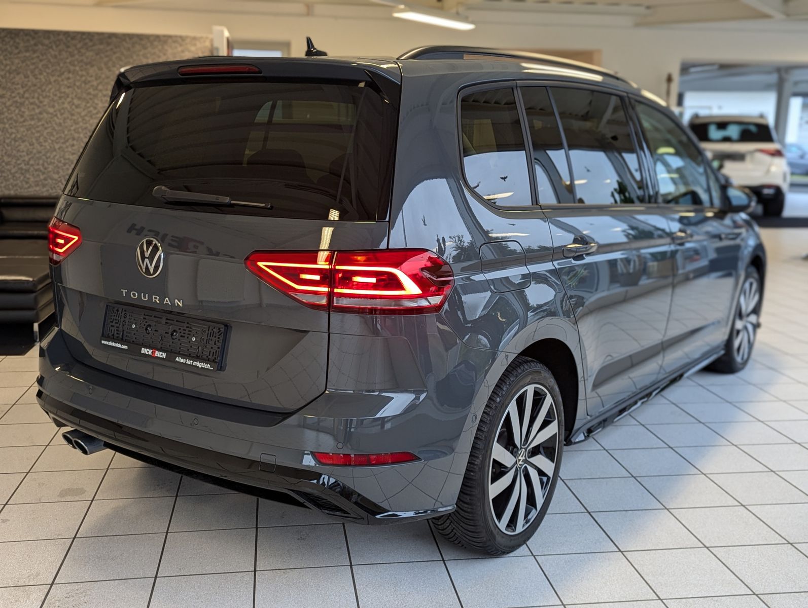 VW Touran 2.0 DSG R-Line High. Pano 7-Si IQ.Drive A - Image 7