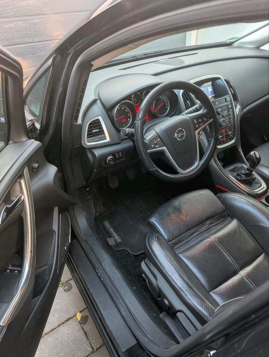 Opel Astra 2012 — двигун 140 HP (103kW)