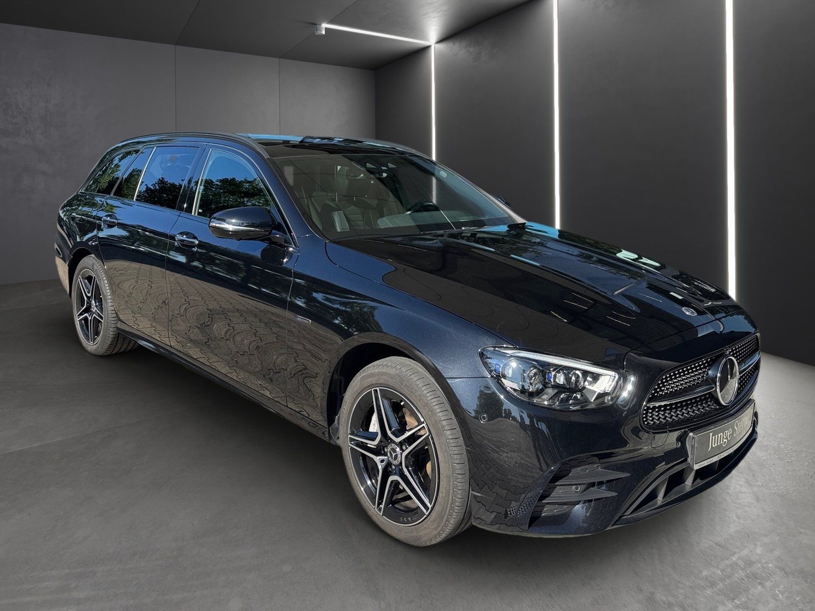 Fahrzeugabbildung Mercedes-Benz E 300 de 4M T AMG*Distronic*HeadUp*360*Burmester