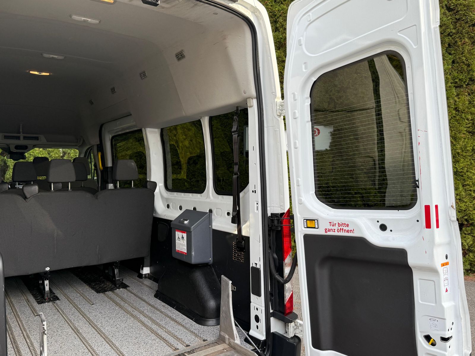 Fahrzeugabbildung Ford Transit 2.0TDCi 350 L3H3 9-Sitz+ROLLSTUHLRAMPE+