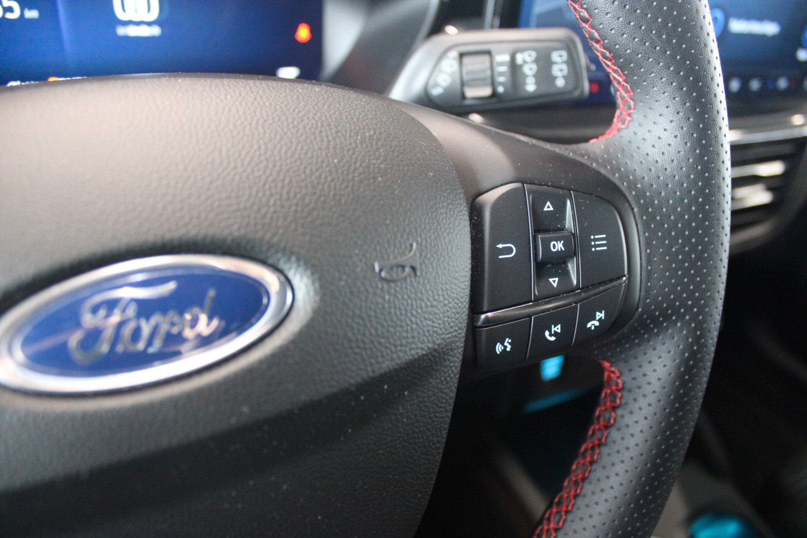 Fahrzeugabbildung Ford Focus ST-Line X Aut. LED ACC HUD WinterP el.Heck