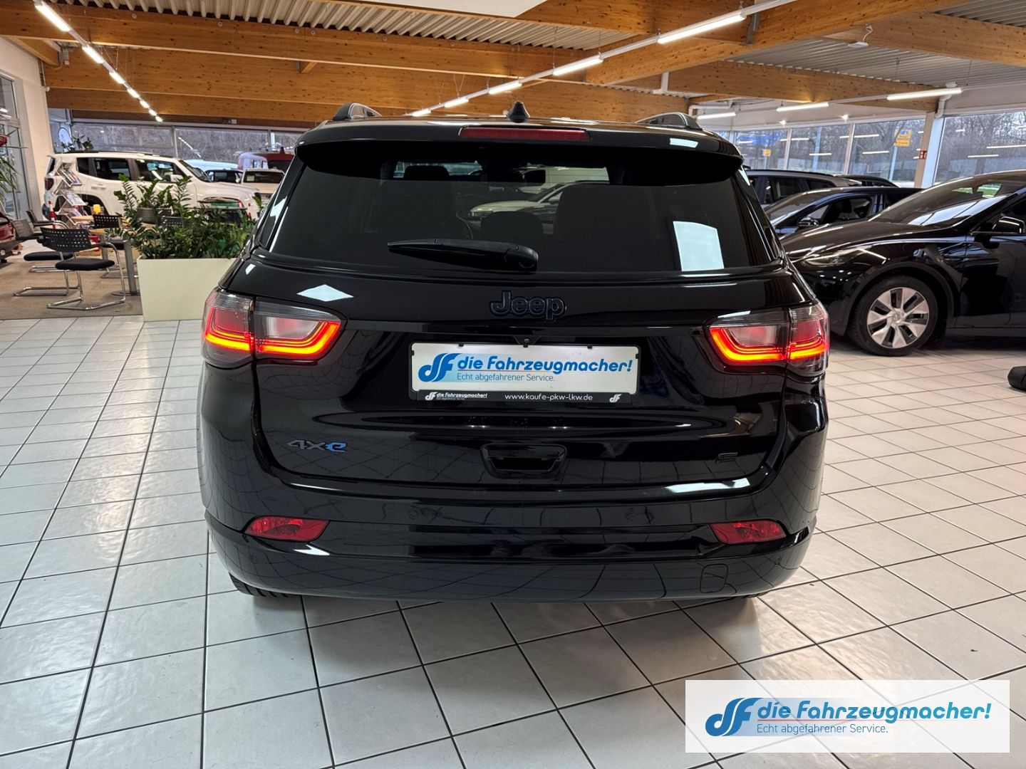 Fahrzeugabbildung Jeep Compass S Plug-In Hybrid 4WD Navi Soundsystem 36