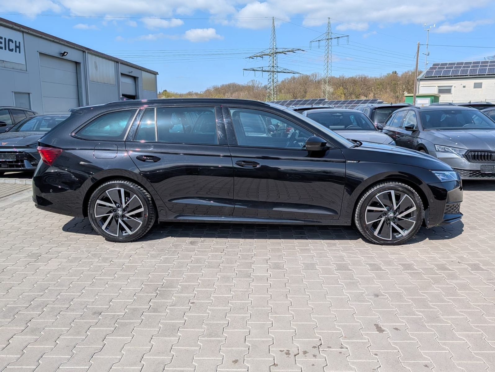 Fahrzeugabbildung SKODA Octavia 1.5 DSG Sportline PANO*MATRIX*AHK*5J.GAR