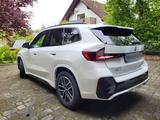 BMW iX1 eDrive 20 Sport AHK DA+ PA+ H&K elSitz+Mem - BMW iX1 Jahreswagen