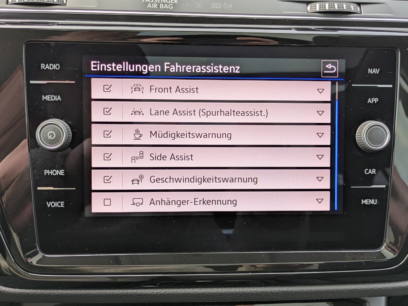 Fahrzeugabbildung Volkswagen Touran 2.0 DSG R-Line High. Pano 7-Si IQ.Dri AHK