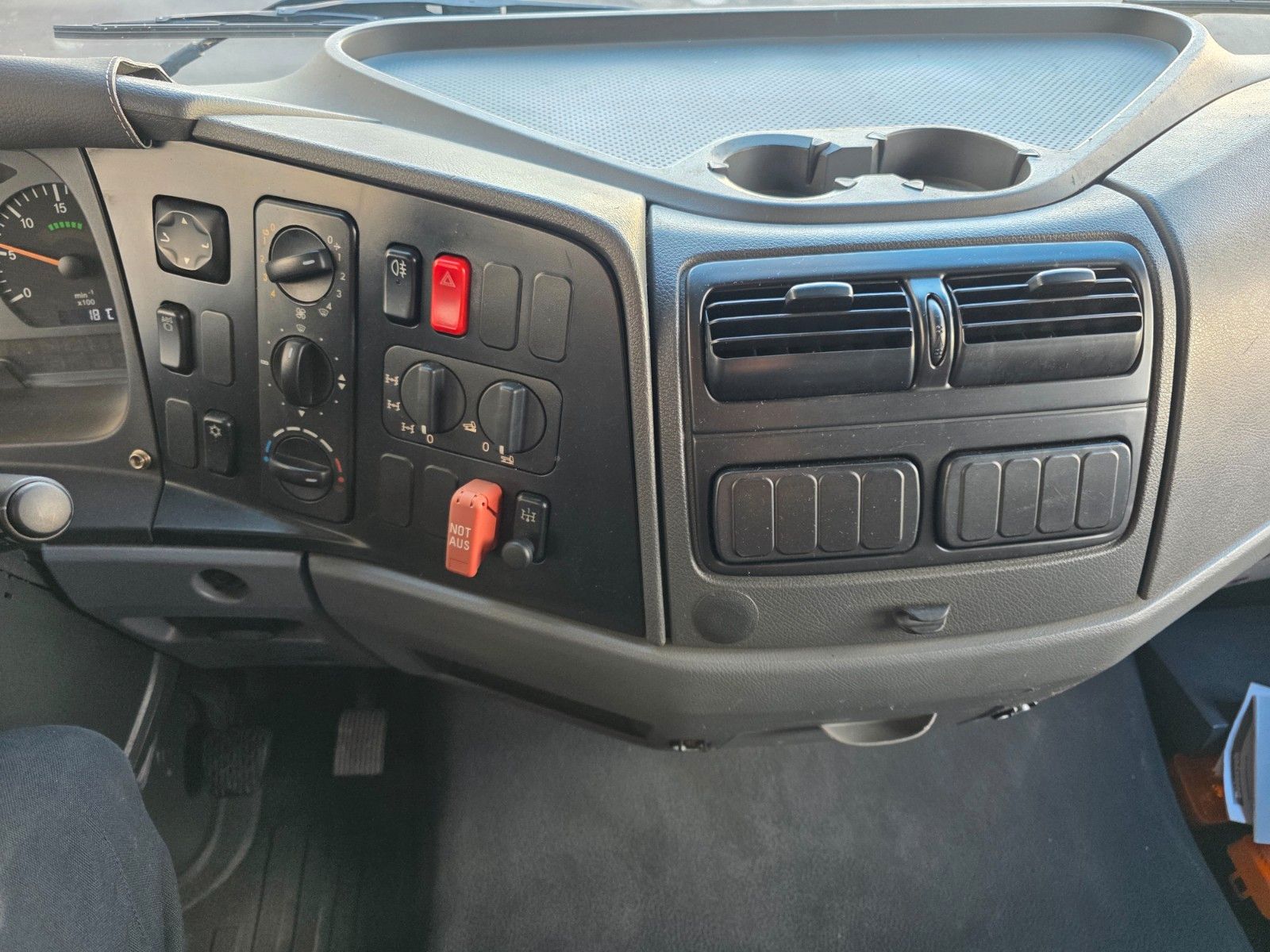 Fahrzeugabbildung Mercedes-Benz Atego 1018 A 4x4 Pritsche Plane