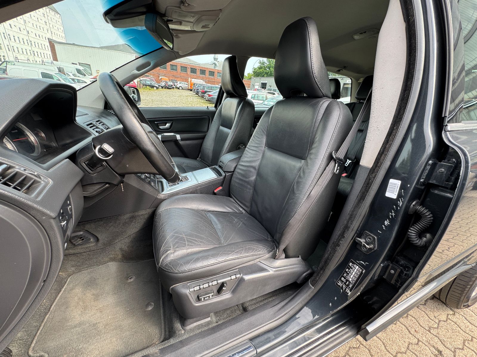 Fahrzeugabbildung Volvo XC90 2.4 D5 AWD GEARTRONIC 7-SITZER VOLL TÜV NEU