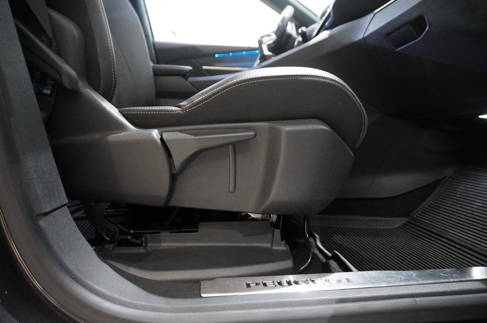 Fahrzeugabbildung Peugeot 5008 1.2T ALLURE GT-LINE 7-SITZ NAVI/LED/KAMERA