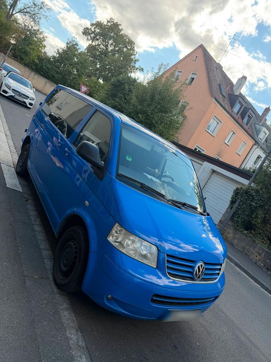 Volkswagen Caravelle 2006 — rear view
