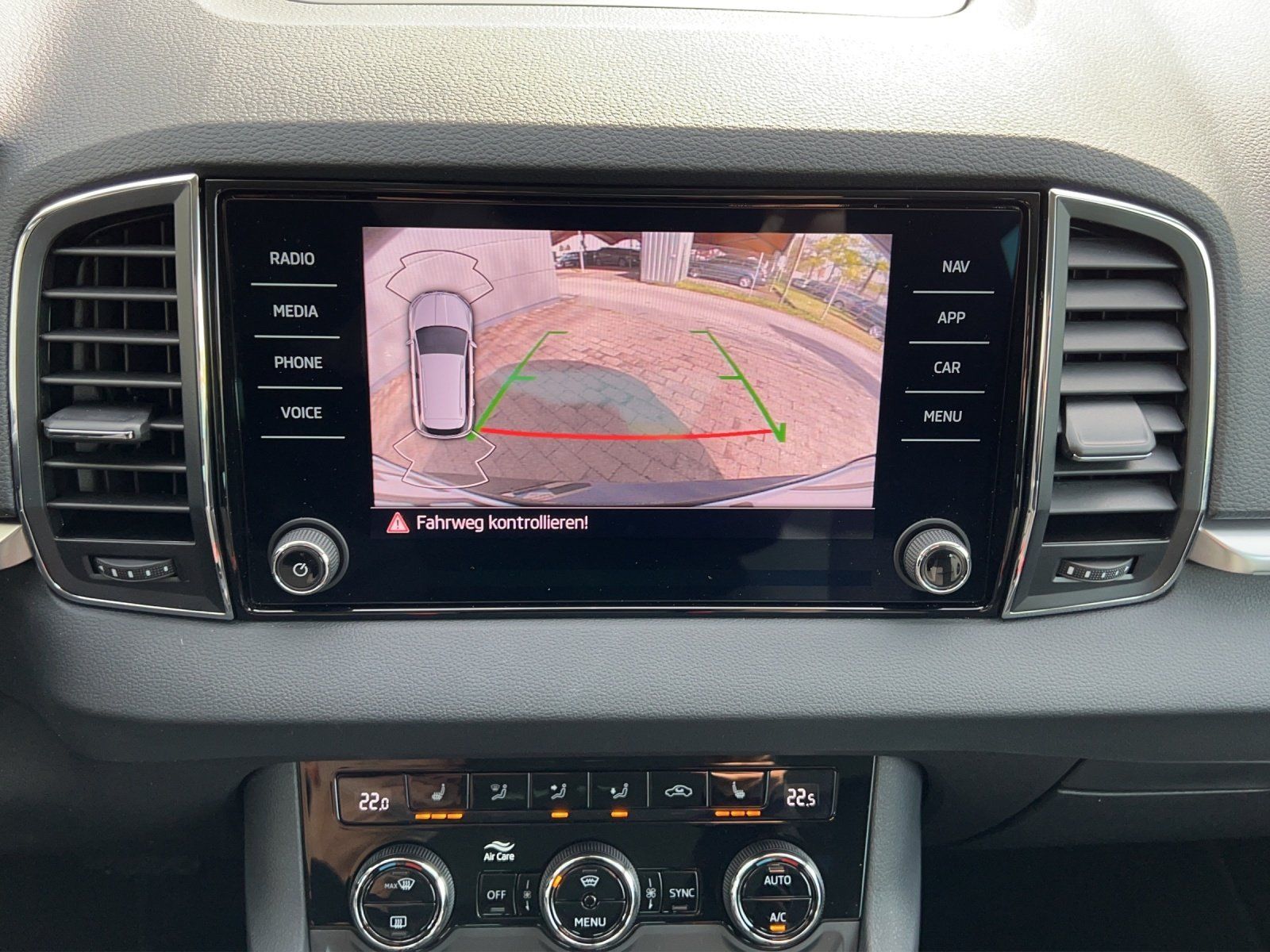Fahrzeugabbildung SKODA Karoq 2.0 TDI Tour 4x4 DSG/VIRTUAL/AHK/KAMERA/
