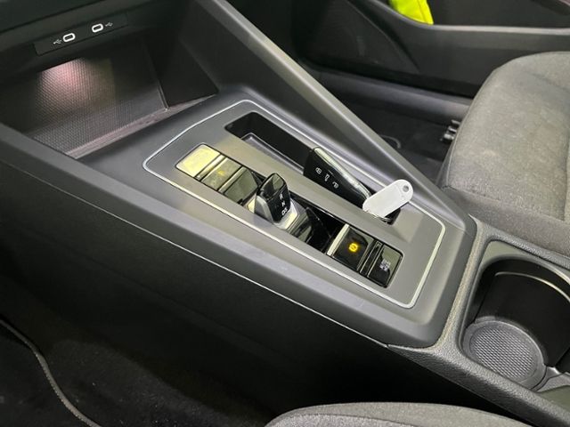 Fahrzeugabbildung Volkswagen Golf 1.5 eTSI DSG Life KESSY GJR LED APP-CONNECT