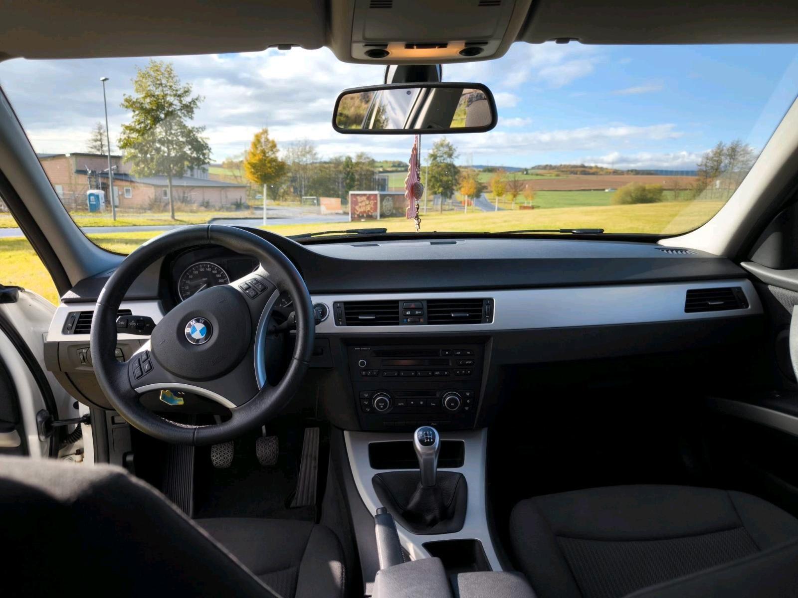BMW 318 2011 — photo 8