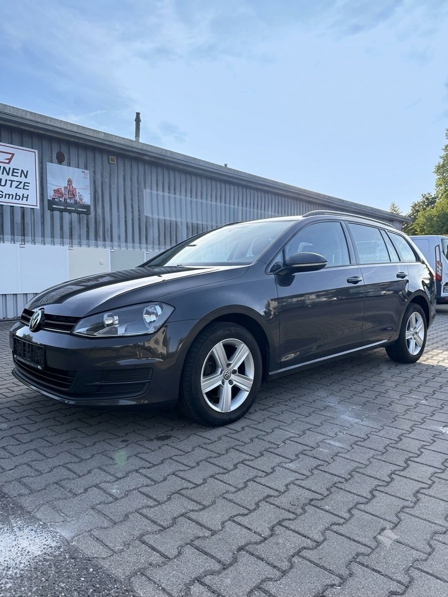 Volkswagen Golf - 1