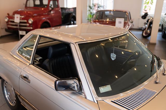 Fahrzeugabbildung Mercedes-Benz SL 560 W107 Cabrio, matching numbers