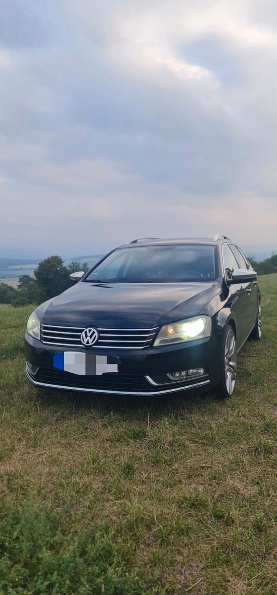 Volkswagen Passat 2011 — rear view