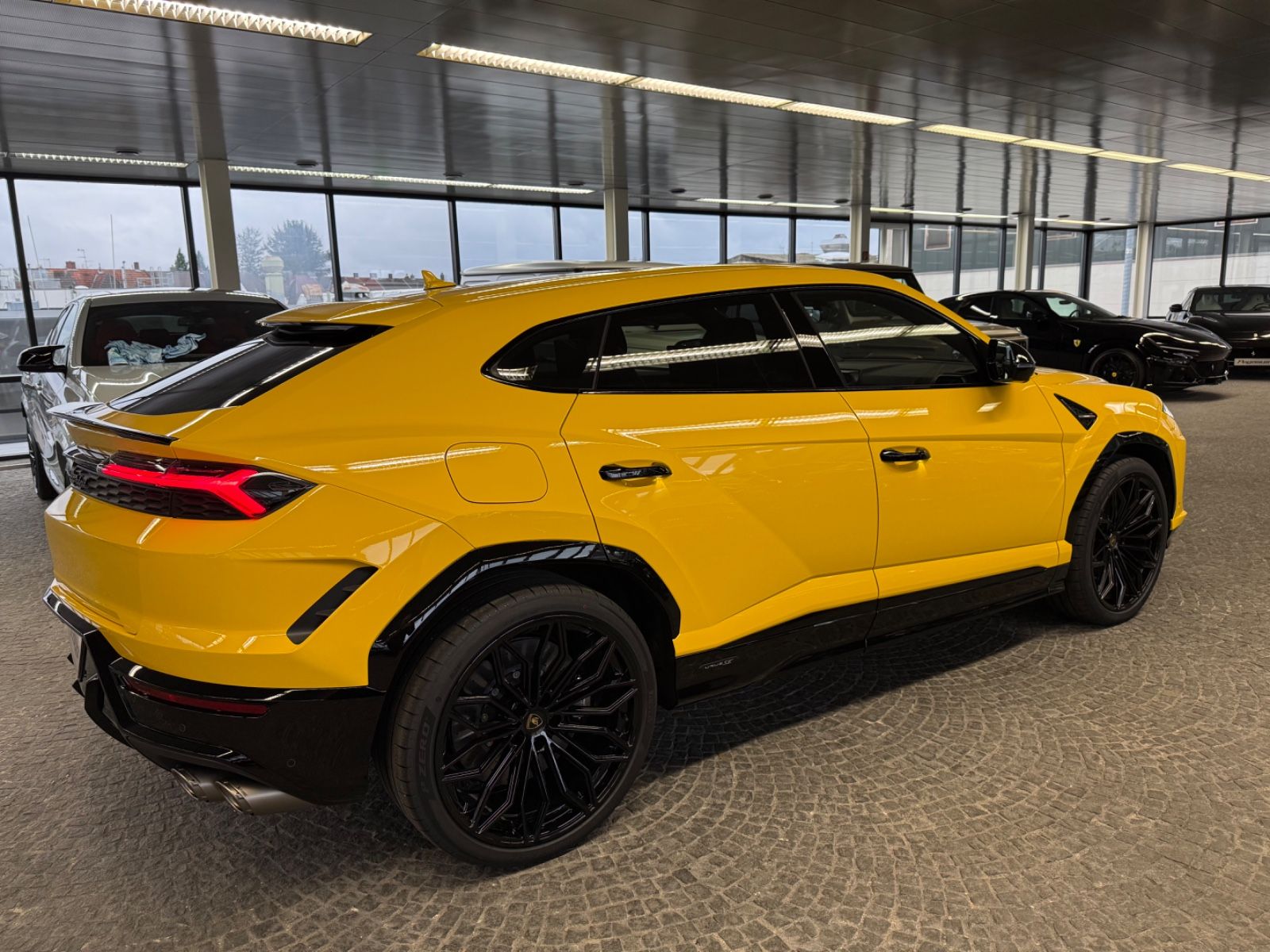 LAMBORGHINI Urus - 13