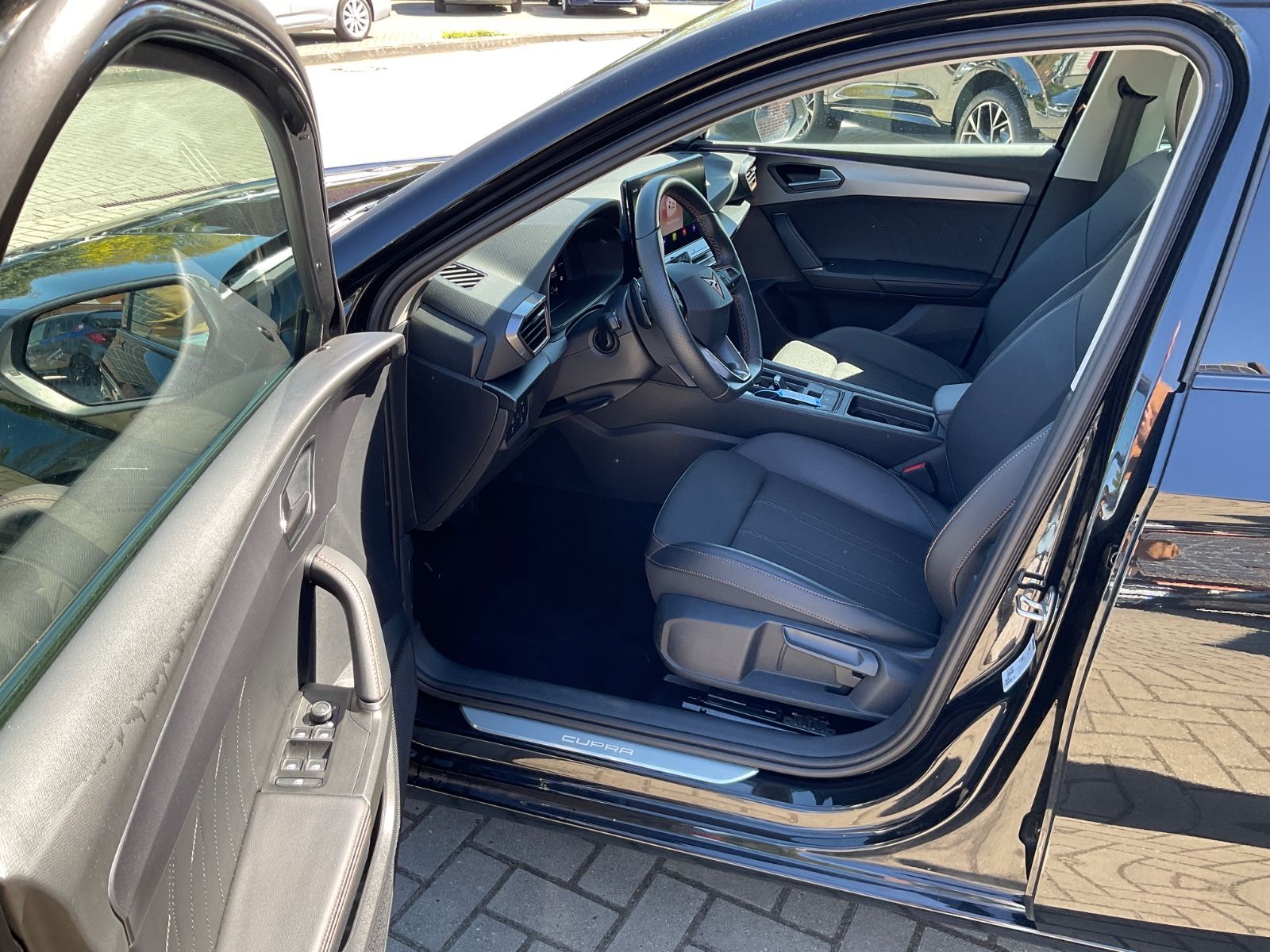 Fahrzeugabbildung CUPRA Leon 1.5 eTSI DSG,Kamera,Navi,LED,Carplay,ACC