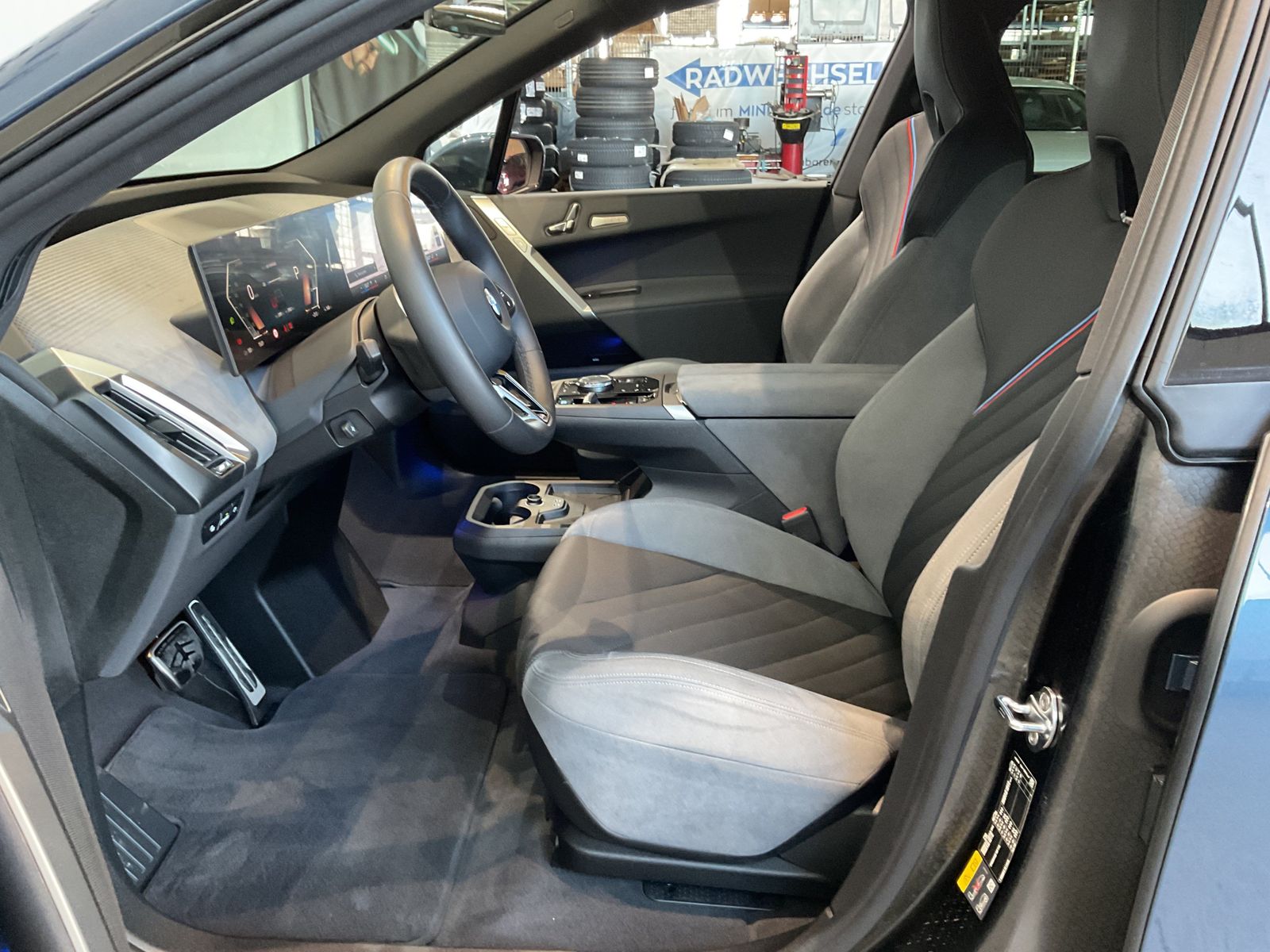 Fahrzeugeinzelansicht 11 Fahrzeugabbildung BMW iX xDrive60 |2-Achs Luftfed. |Sitzbelüft. |M Spo