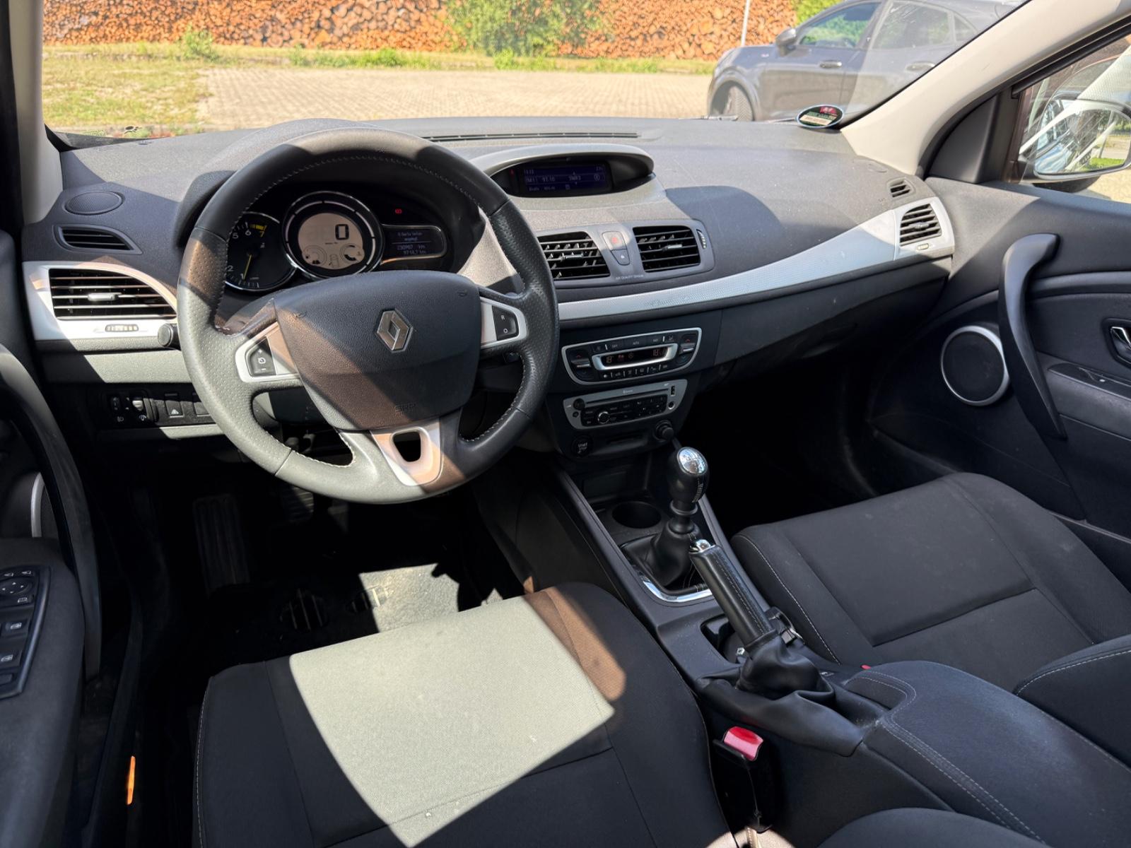 Renault Megane 2012 — photo 19