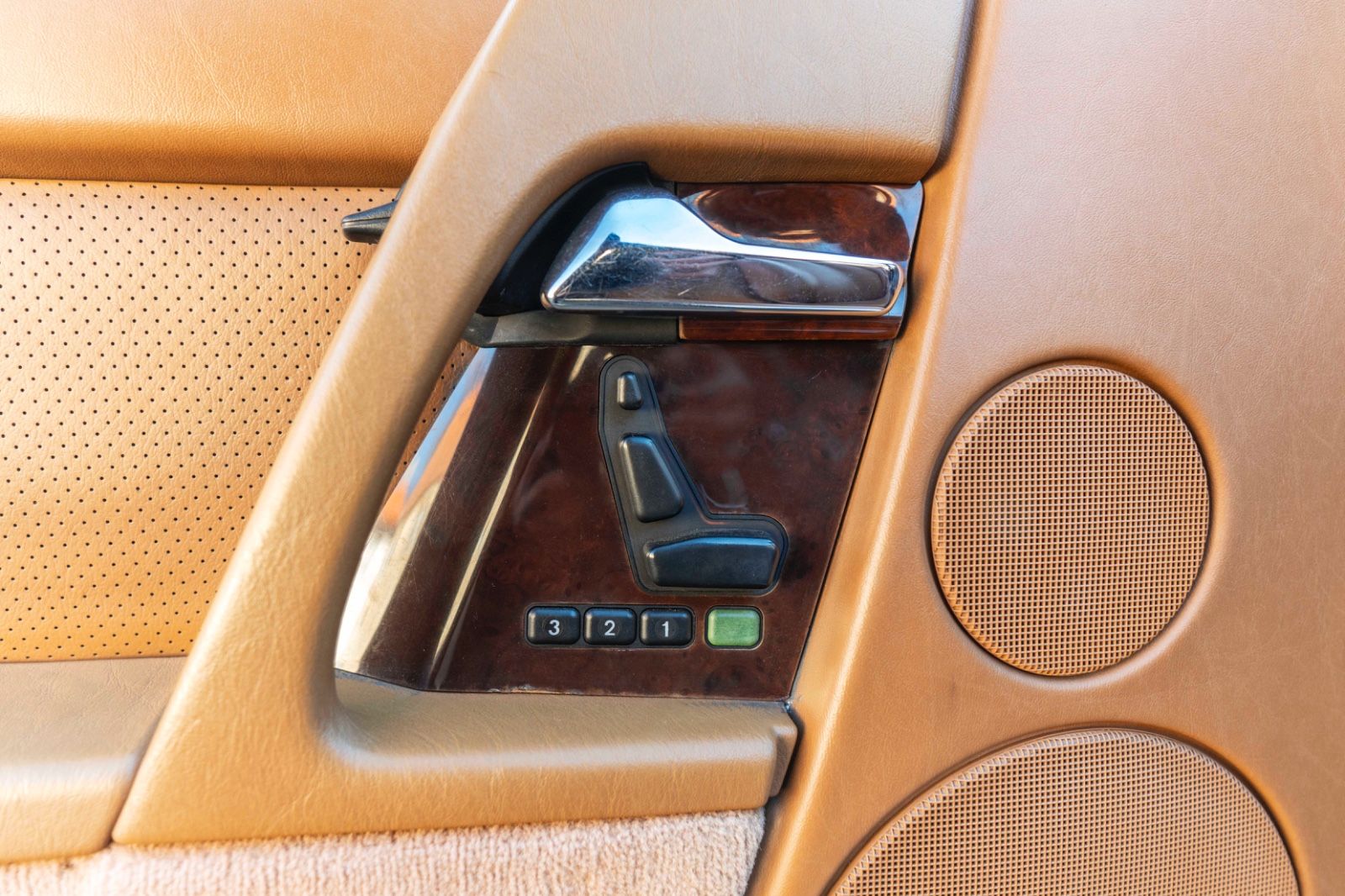 Fahrzeugabbildung Mercedes-Benz SL 500 TEMPOMAT ELEK.SITZE LEDER
