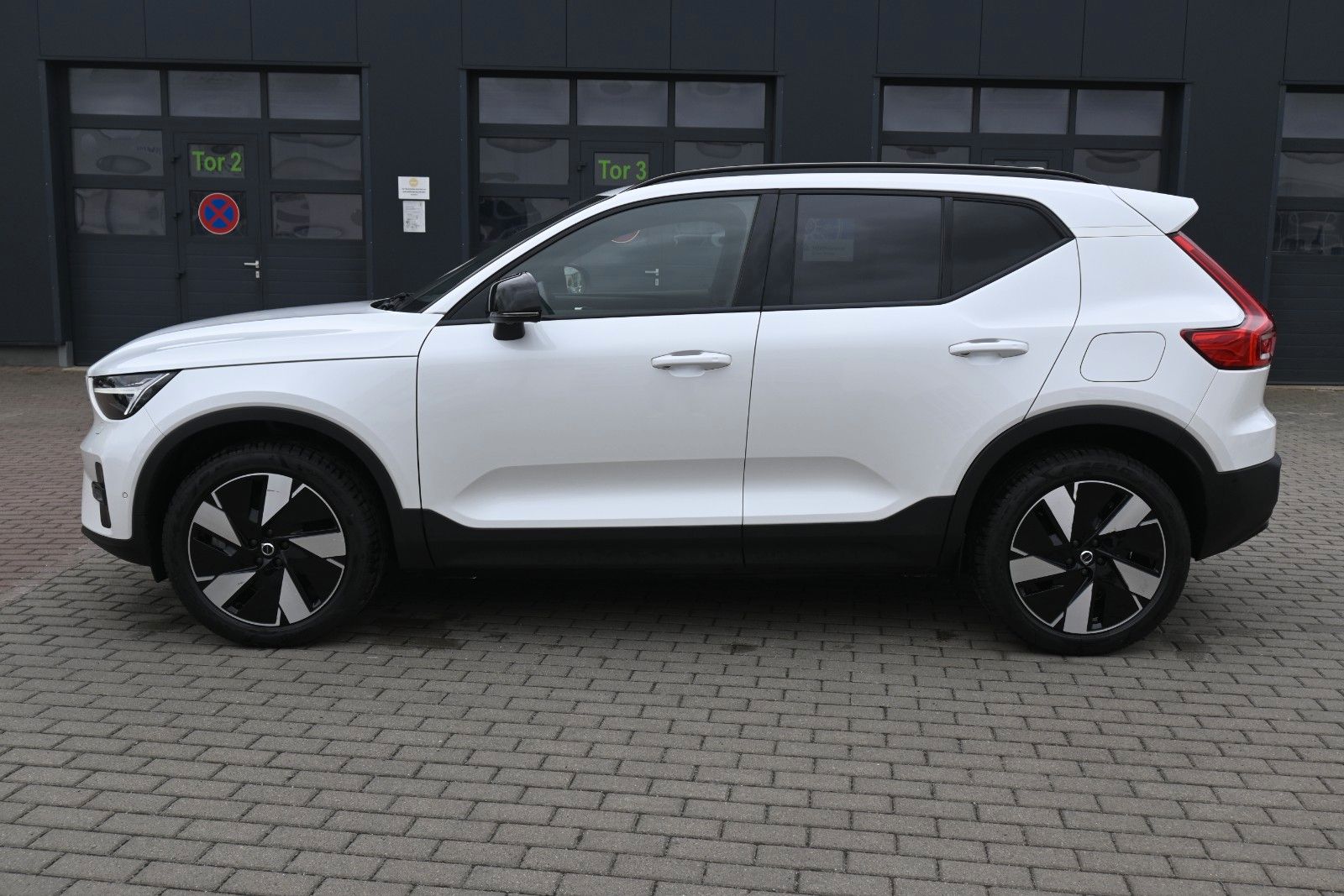 Fahrzeugabbildung Volvo EX40 SingleMotorExtendedRangePlus Dark*574 KM RW