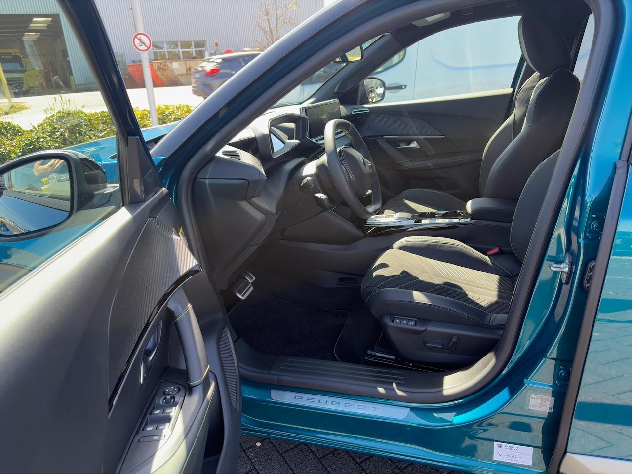 Peugeot 2008 GT Hybrid 145 e-DSC6 Alcantara-Paket*Grip