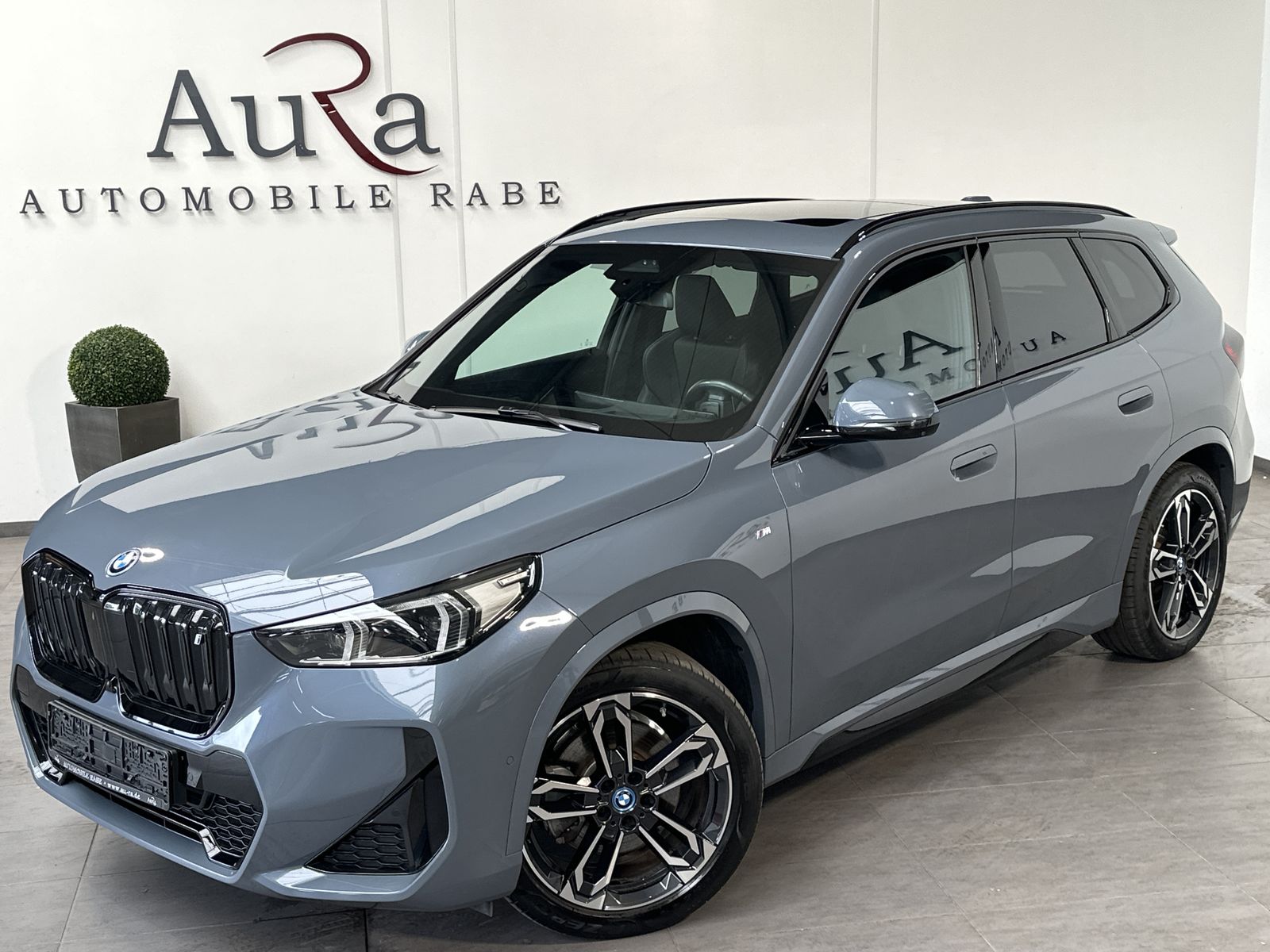 Fahrzeugabbildung BMW iX1 xDrive30 M-Sport NAV+LED+ACC+KAMERA+PANO+SHZ