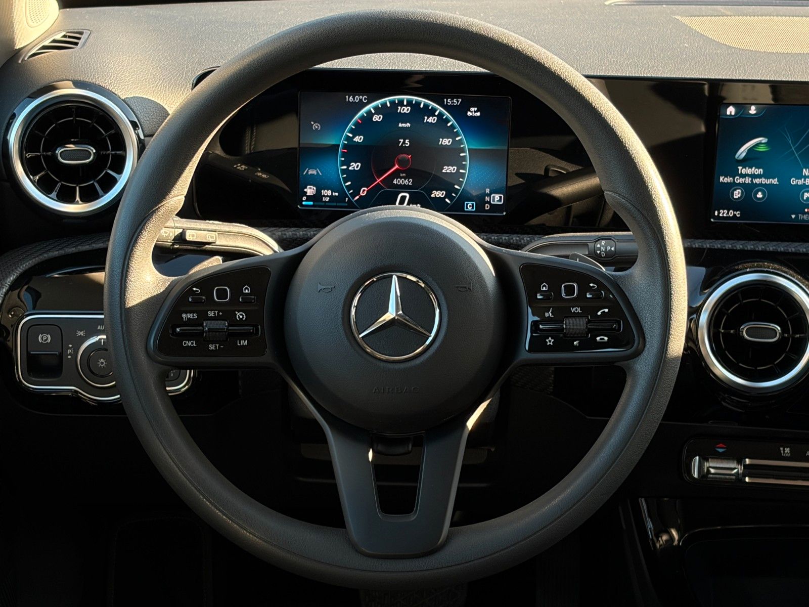 Fahrzeugabbildung Mercedes-Benz CLA 180 SB SHZ LKA MBUX CarPlay TEMP KLIMA Navi