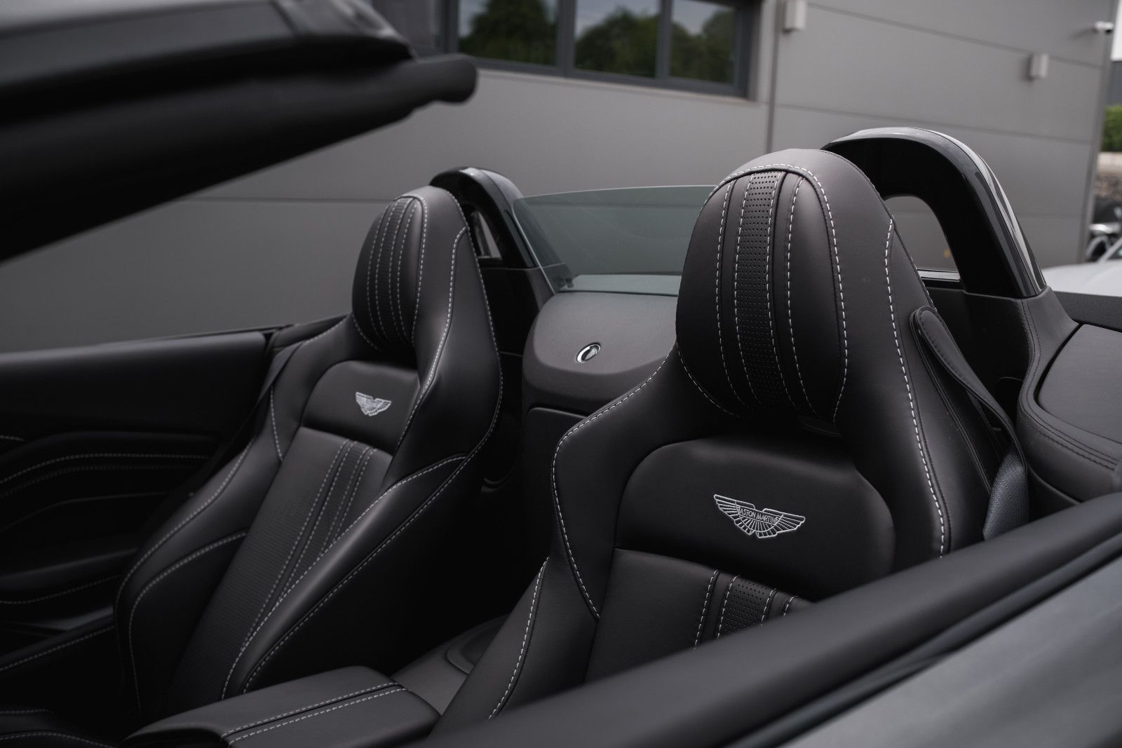 Fahrzeugabbildung Aston Martin V8 Vantage-Roadster-AM Spezialfarbe-Sport Plus.