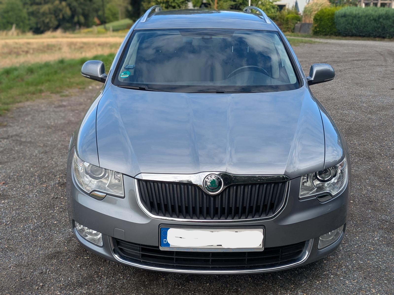Skoda Superb 2011 — rear view