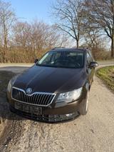 Skoda Superb 1.4 TSI  - Skoda Superb aus 2014 mit Benzin-Antrieb: Kombi
