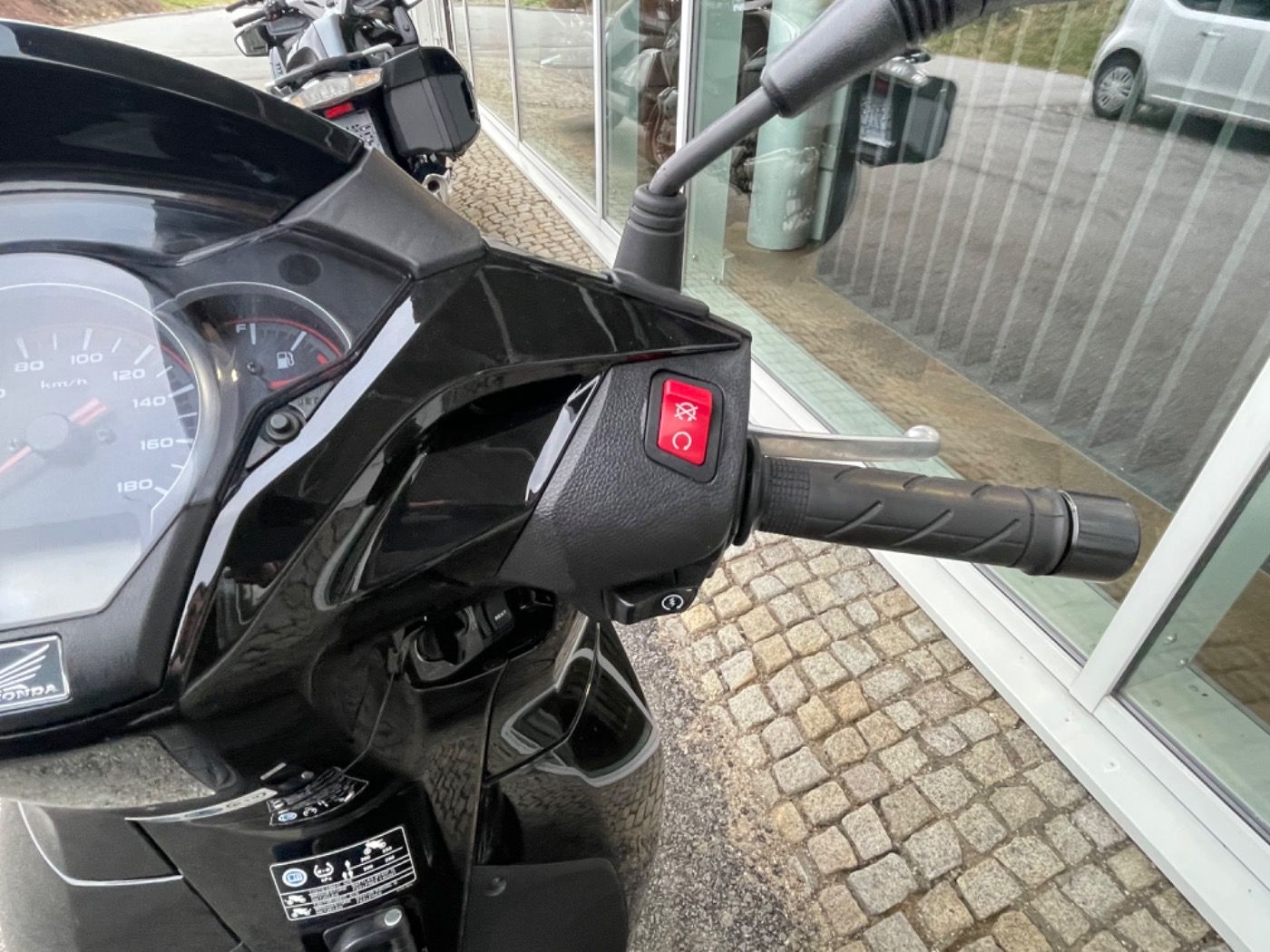 Fahrzeugabbildung Honda SH 300 A Reifen + Kupplung NEU