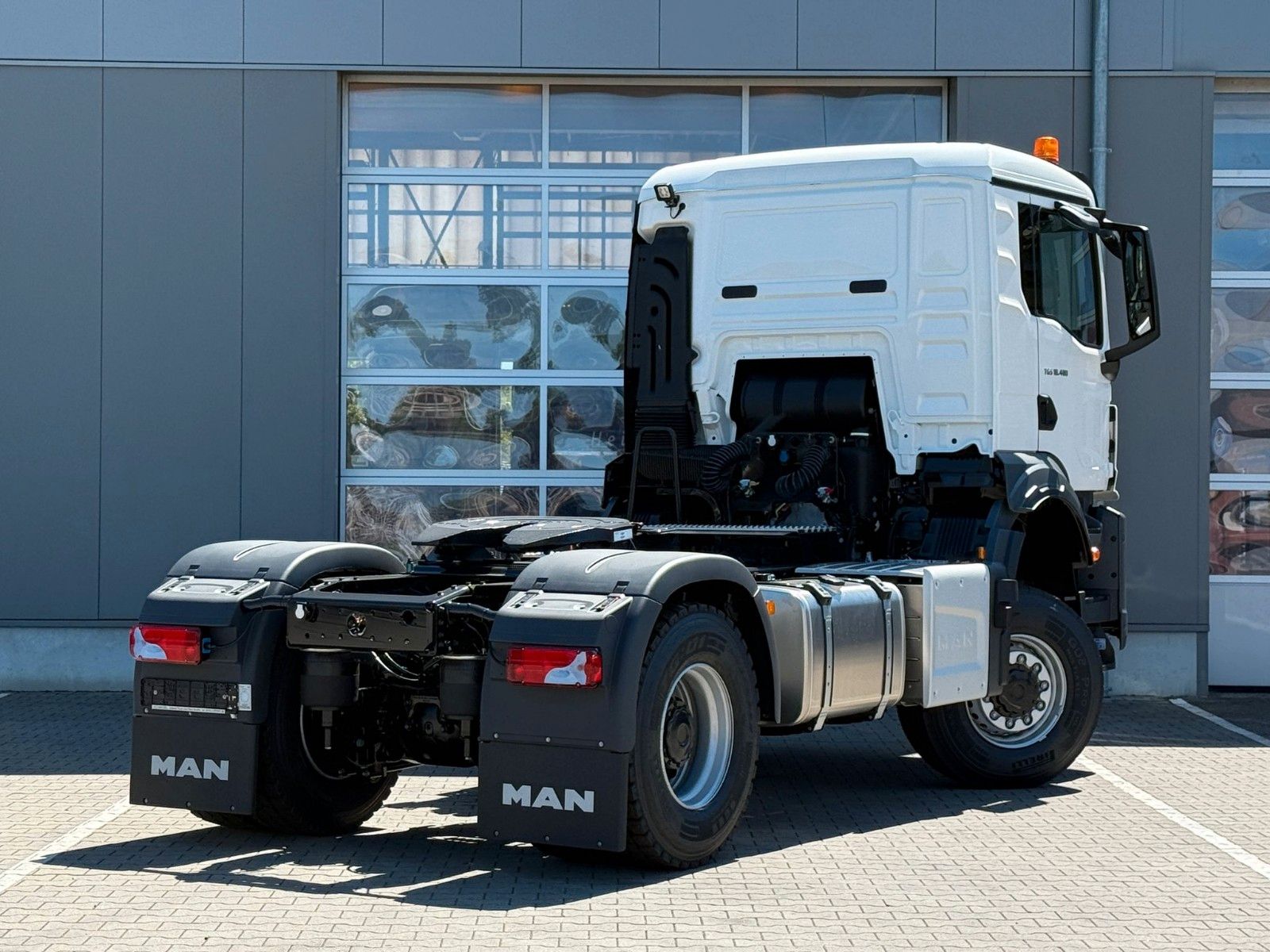 Fahrzeugabbildung MAN TGS 18.480 BL SA 4x4 mit Hydraulikvortbere* AhK