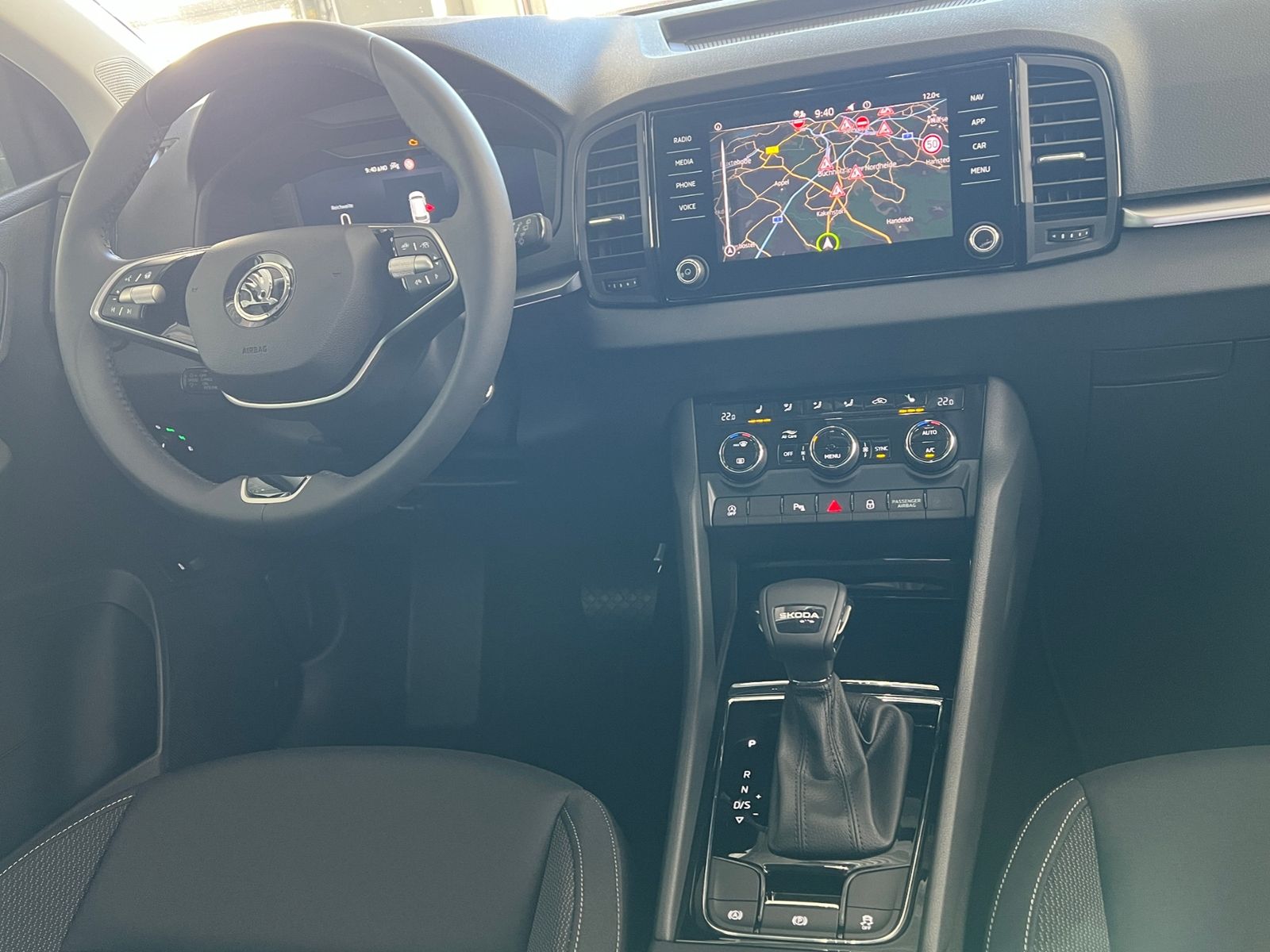 Fahrzeugabbildung SKODA Karoq DRIVE 1.5 TSI DSG *AHK, ACC, LED, Virtual