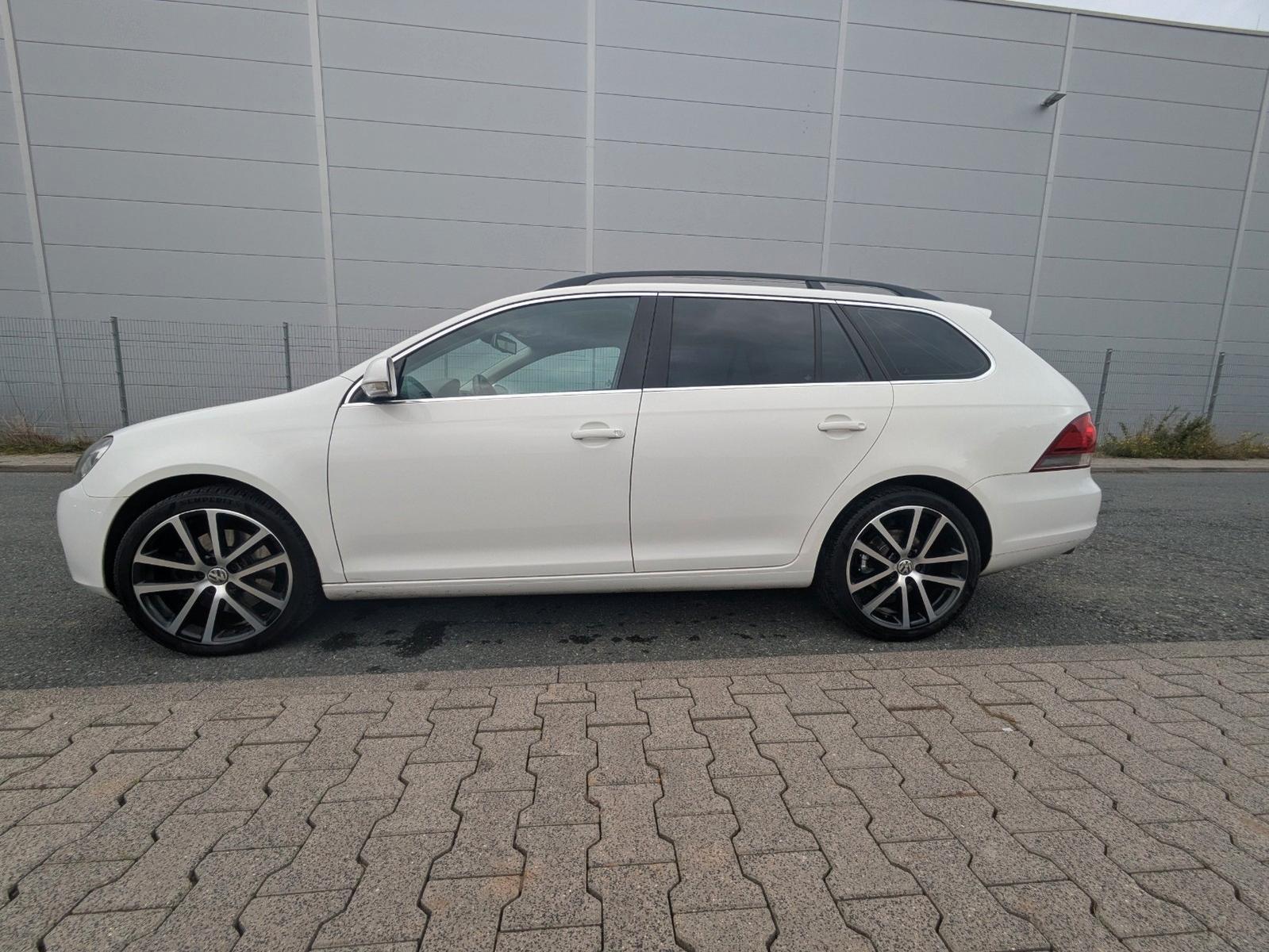 Volkswagen Golf 2010 — interior