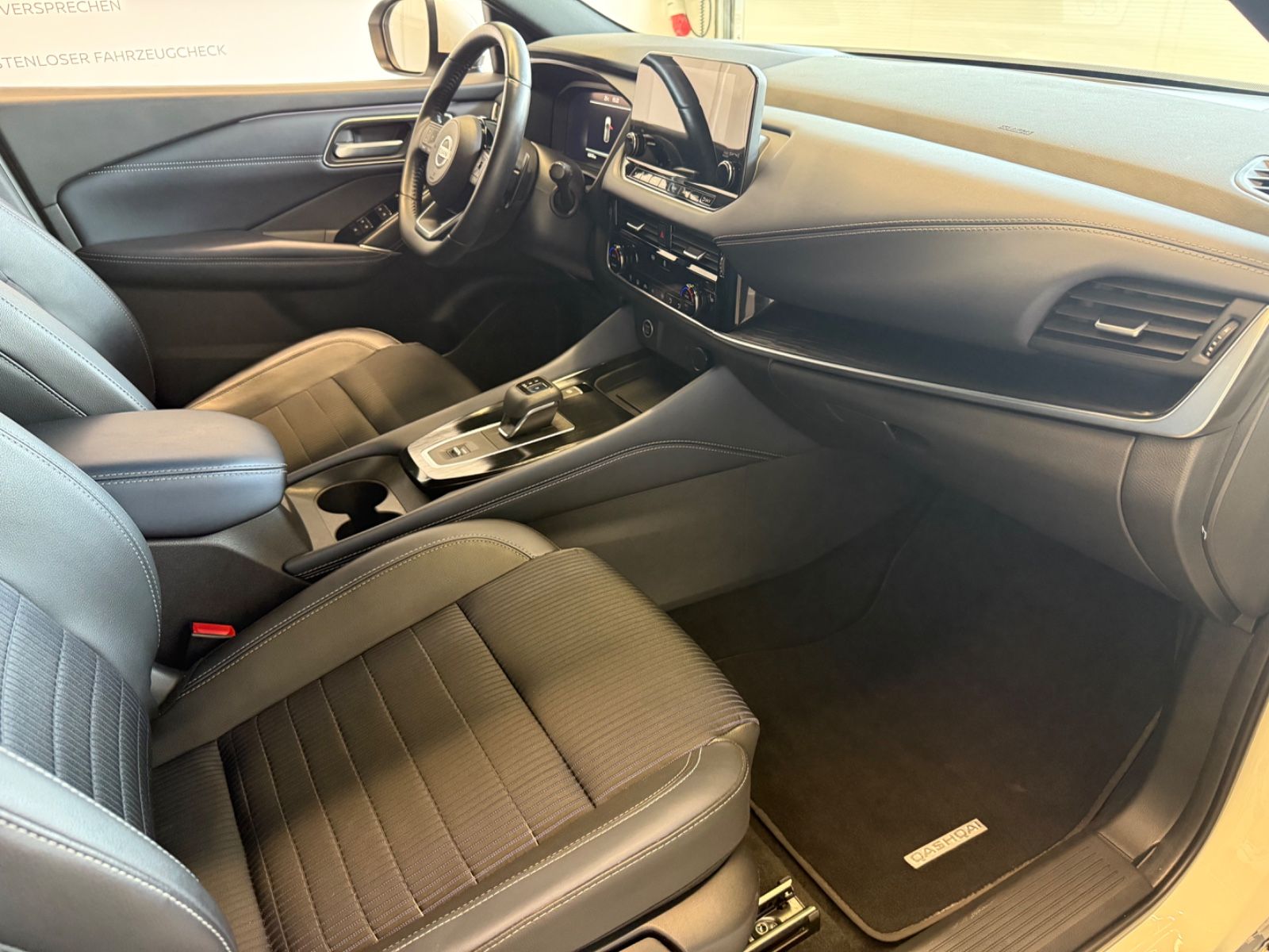 Fahrzeugabbildung Nissan Qashqai Tekna MHEV; Autom.,HUD,Teilleder,AHK
