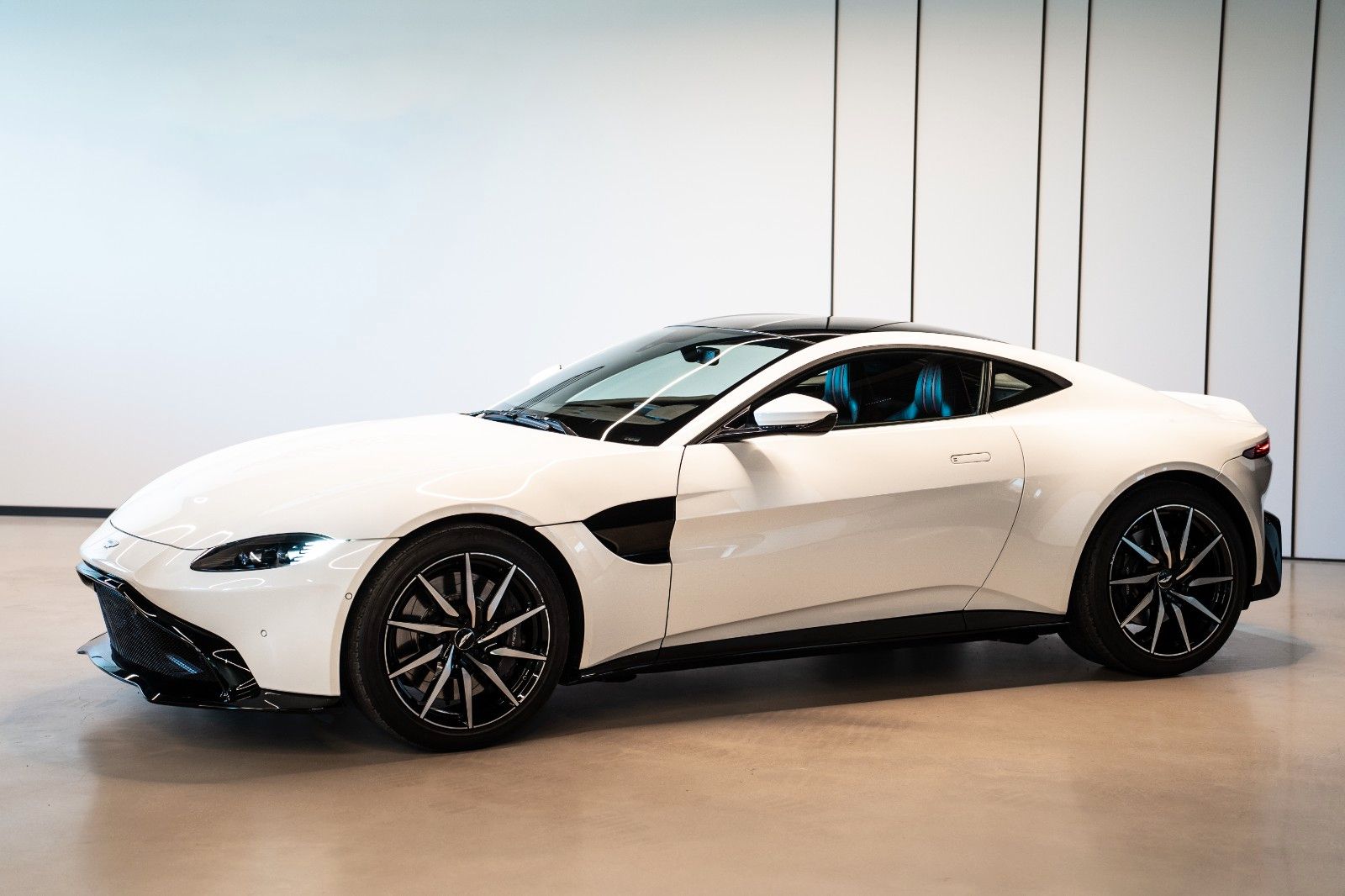 ASTON MARTIN V8 Vantage