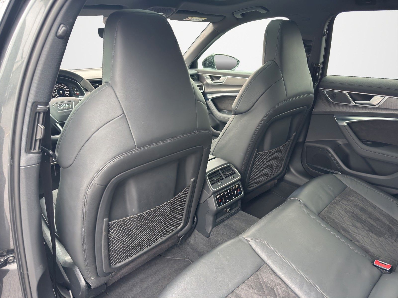 Fahrzeugabbildung Audi RS6 AVANT 4.0TFSI B&O MEMORY SSITZ LASER 22" HUD