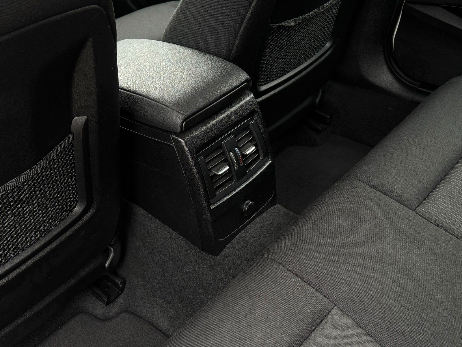 Fahrzeugabbildung BMW 118i Advantage Tempomat BLT PDC LED SHZ AHK