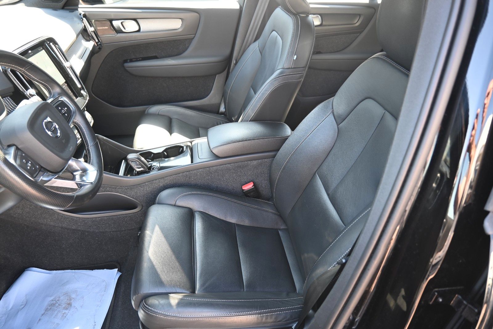Fahrzeugabbildung Volvo XC40 BEV AWD R Design*H&K*FSHZG*RFK*420 KM RW*