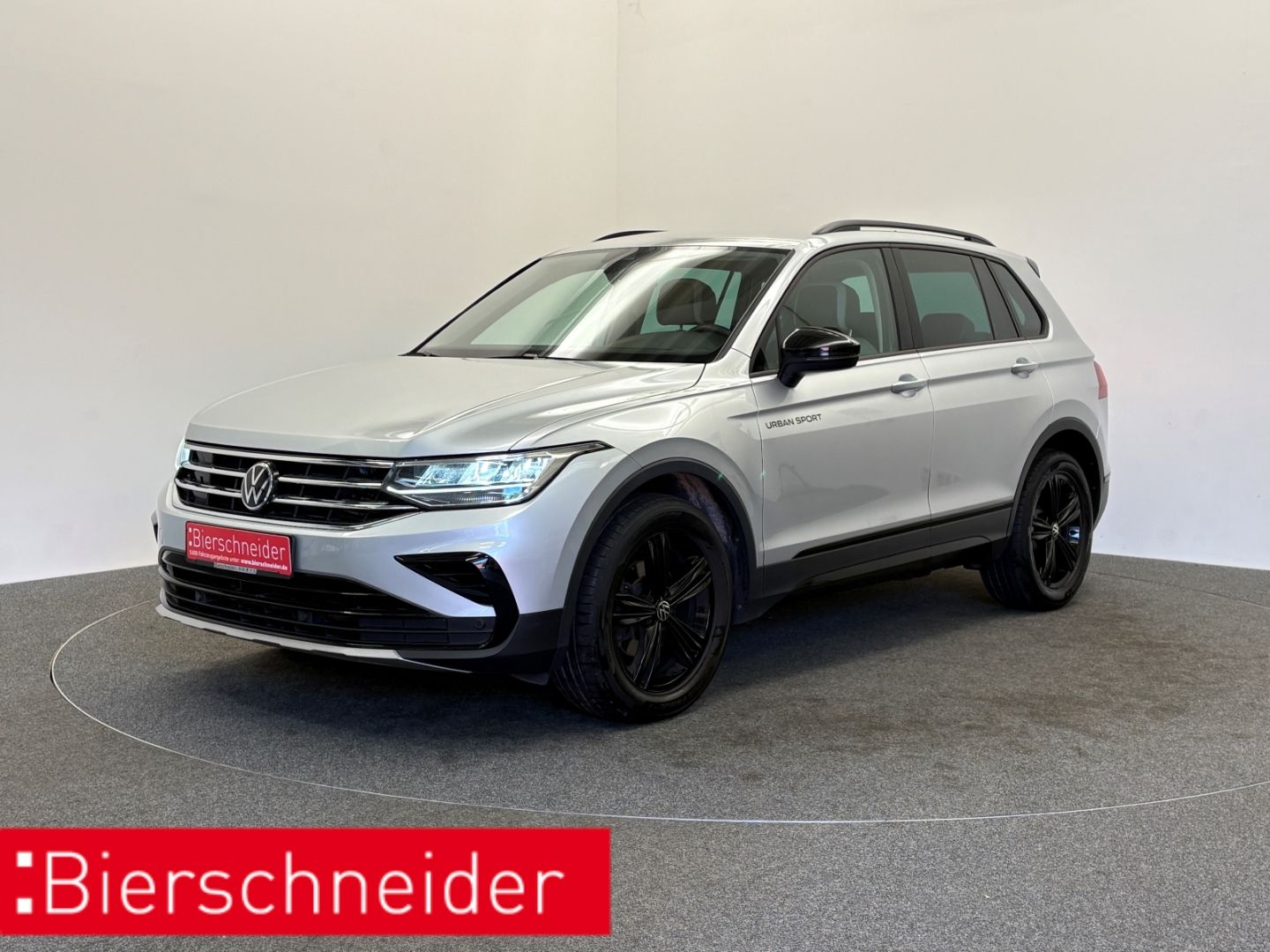 Volkswagen Tiguan - 1